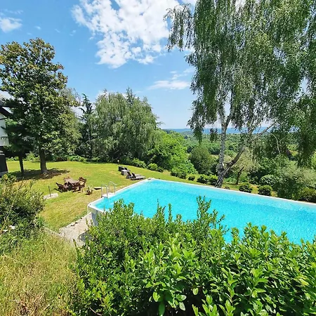 Tudor - Beautiful Large Amidst Lush Nature! Vila